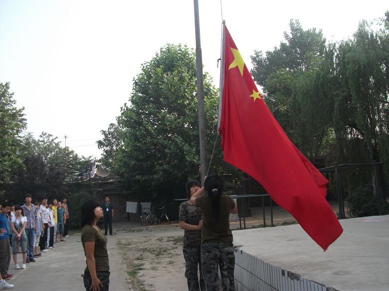 邯鄲建筑工程中專學(xué)校每周一早晨全校升旗儀式